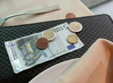 Your-Should-Tip-When-Traveling-the-World