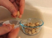 Discover-The-New-Trick-Of-Opening-Pistachios