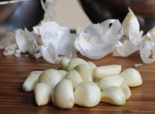 What-A-Trick-To-Use-When-Peeling-Garlic-I-Can’t-Stop-Getting-Amazed