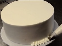 He-Spins-It-Around-And-Makes-It-Look-More-Than-A-Normal-Cake