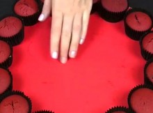 Brilliant-Result-When-She-Started-Creating-A-Circle-Of-Cupcakes