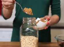 She-Gets-A-DELICCIOUS-End-Result-Just-By-Pouring-Dry-Oatmeal-Into-The-Jar