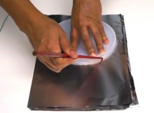 She-Used-A-Chopstick-To-Trace-The-Tin-Foil.-You-Will-Be-Amazed-By-The-End-Results
