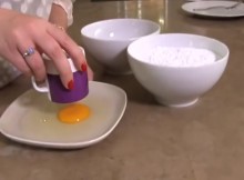 What-A-Way-to-Get-an-Awesome-Dessert-by-Just-Pouring-an-Egg-into-Powdered-Sugar