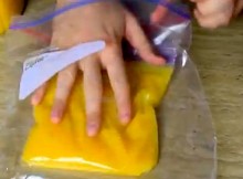 He-Gets-An-AWESOME-Result-By-Putting-Some-Juice-Into-The-Ziploc-Bag