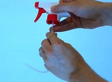 A-Simple-Trick-That-Cleans-the-Spray-Bottle