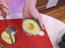 Smart People Slice And Store Their Avocados