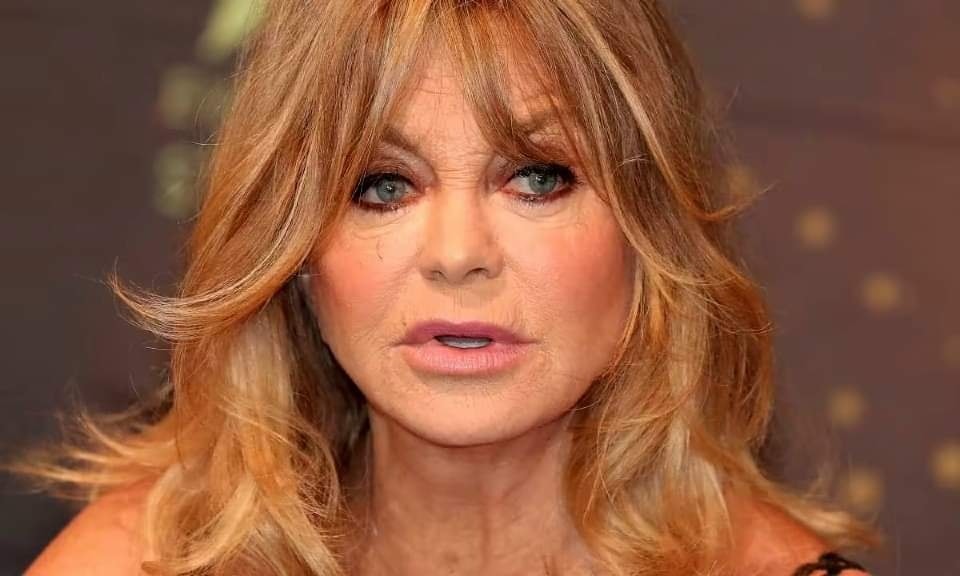 Goldie Hawn removes her makeup so we can see what she really looks like.